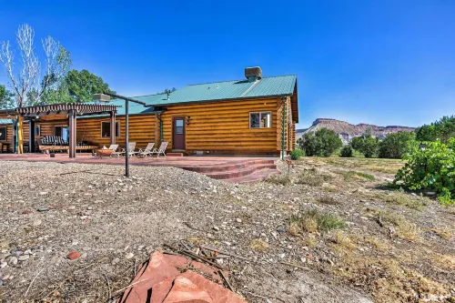 Clifton Retreat w/ Breathtaking Mt Backdrop! - Kitchen
