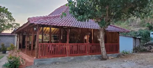 Limasan Mbah Darmo Hotels in Tepus