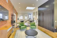 Downtown Omaha Getaway w/ Deck & Gas Grill! - Apartemen