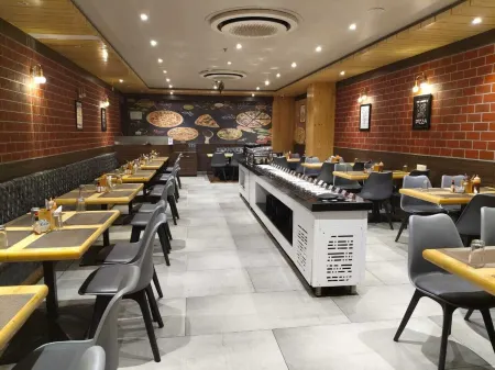 Hotel Virgo Sumeru Отели рядом с достопримечательностью «Ghogha Beach»