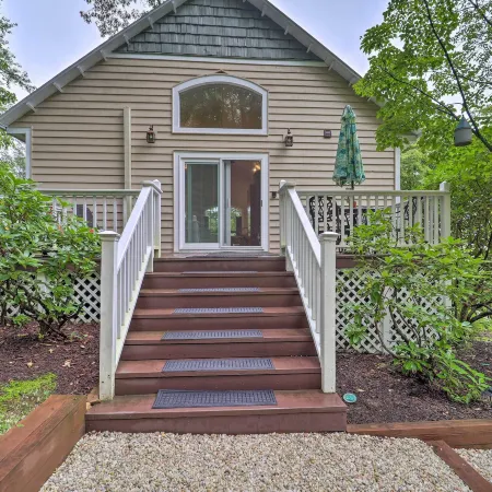 Quiet Studio Escape ~ 2 Mi to Blue Ridge Parkway!