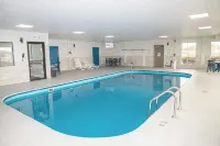 Days Inn and Suites by Wyndham Hammond, IN - Pools