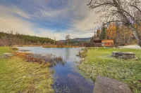 Bonners Ferry Cabin w/ Wraparound Deck & Views! - Parkering
