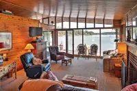Newport Cabin w/ Lakefront Private Porch & Grill! - 3 étoiles