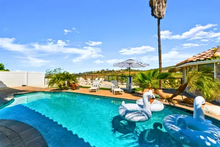 Stunning Pool and Fire Pit with Breathtaking Views - Luxurious Retreat