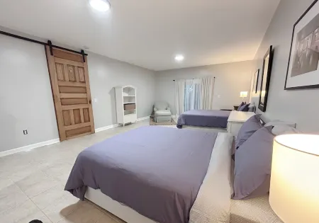 Rustic-chic carriage house with WiFi, AC and breath taking views Отели в г. Литл Фолс