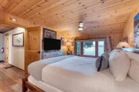 Lakefront Haven by Avantstay Minutes to Ski Resorts Private Dock & Boat