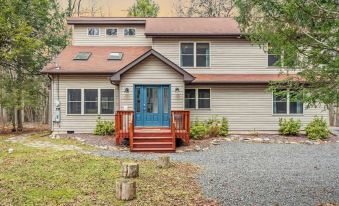 Rustic-chic Escape w/ Hot Tub, Fireplace & Nature Views Pine Woods Loft