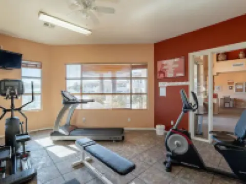 Perfect for long-term stay, heated Pool, Spa, Gym Hotels in Oro Valley