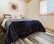 Stylish, Cozy Cabin in Lake George.