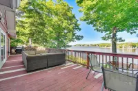 Charming Wolcott Cottage w/ Fire Pit & Mini Dock - Alojamientos