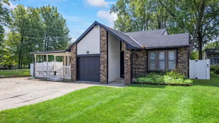 Adorable 3 bed, 1.5 bath Ranch Home with fenced yard Отели рядом с Аэропорт Порт-Колумбус