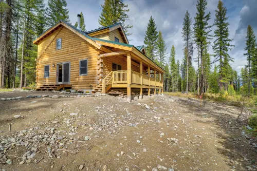 Secluded Cabin w/ Mtn Views ~ 33 Mi to Bigfork! - Parkering