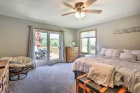 Family Home w/ Deck, Yard, Dock on Rock River - موقف سيارات