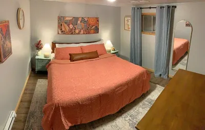 Walk-in Creekside Apartment - Fireplace & Cozy Living Room