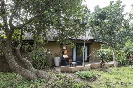 Kariega Game Reserve River Lodge Отели в г. Порт-Альфред