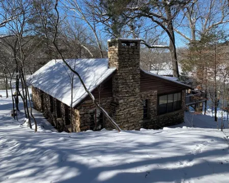 Historic "Woody" Cabin on the River at Miramichee Falls with Kayaks Hoteles en Condado de Sharp