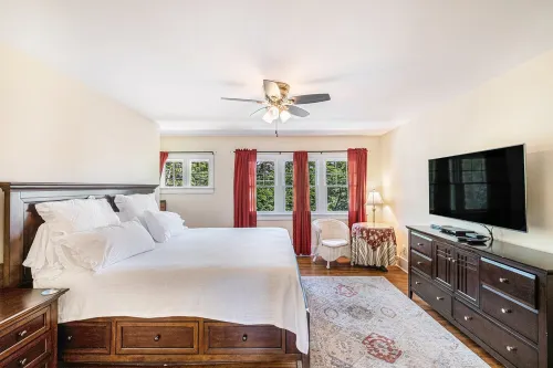 4 Beds, 4 bathrooms! 1 block to town shops, bars, bowling, canoeing, and parks!