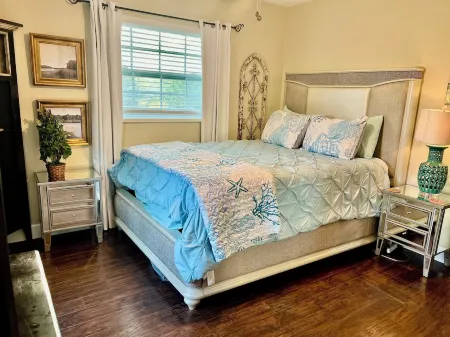 Peaceful Room 15 Minutes from Downtown or Beach