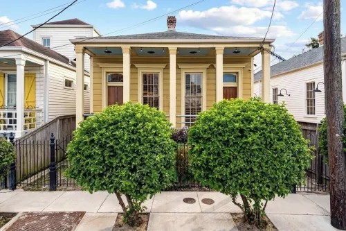 1 Block to Parade & St Charles, Heated Pool & Hot Tub, Walk to French Qtr