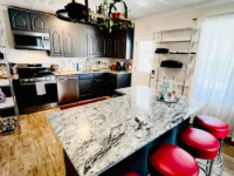 Cozy loft apartment in Stockade district walk to restaurants & bars AC & WiFi キングストンのホテル