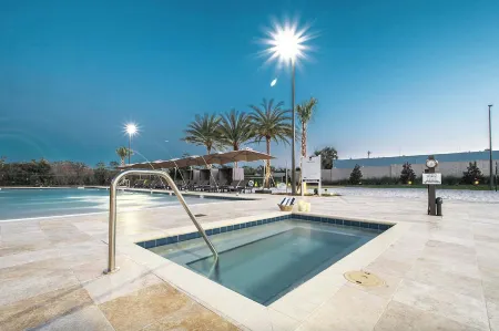 Villa at Magic Village Resort w/ Outdoor Oasis Отели рядом с достопримечательностью «ЭСПН Уайд Уорлд оф Спортс Комплекс»