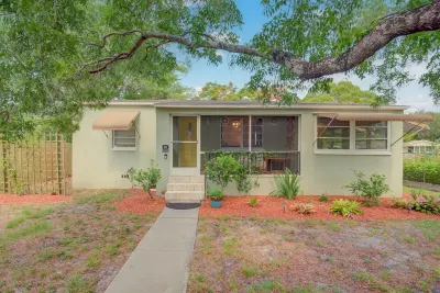 Charming 2-bedroom bungalow In Downtown historic Fort Myers Hotels near Sims Crane & Equipment Co.
