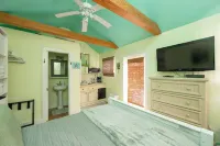 Island Time Hideaway at Old Town Key West Historic Seaport - 3 Blocks to Duval