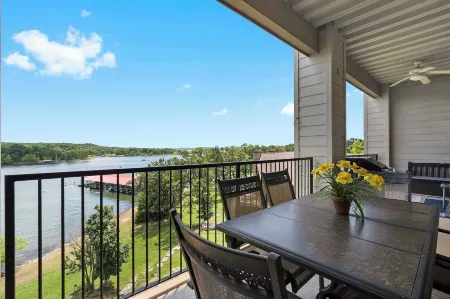 Waters Edge Retreat - For 6! Отели рядом с достопримечательностью «Силвер Доллар Сити»