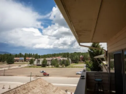 Family-Friendly Condo-1 Minute Walk to AF Lifts, Equipment Rental, Restaurants Hotels in Angel Fire