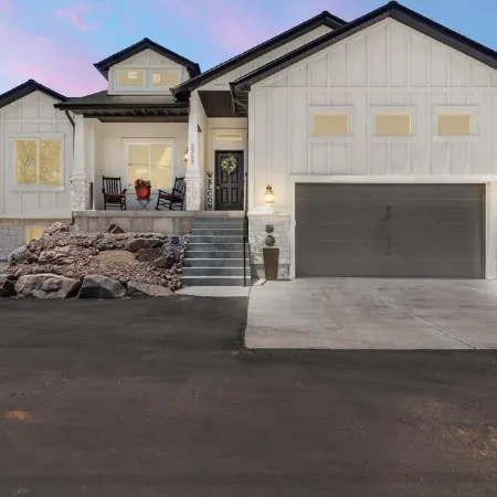 Entire Private Home Sleeps 15, Near Skiing, Private Pickleball Court & Hot Tub