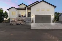 Entire Private Home Sleeps 15, Near Skiing, Private Pickleball Court & Hot Tub Hotels in West Haven