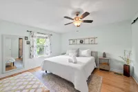 The Suburban Nest - For 6! Hotels near DSW Designer Shoe Warehouse