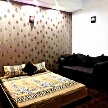 Luxurious Hideout-03 BR W/DD-30 MB WiFi-DHA Rooms