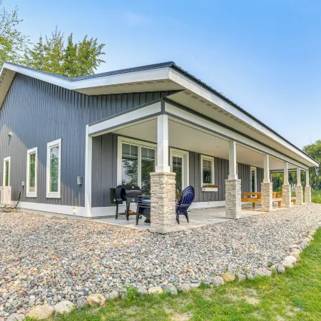 Dock & Panoramic Bay Views: Oconto Retreat!