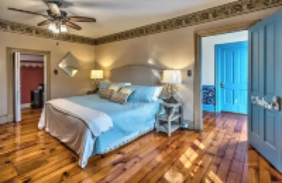 Charming Family & Pet Friendly Stay. 1 Block to Main St.Walk to Dine, Sip & Shop