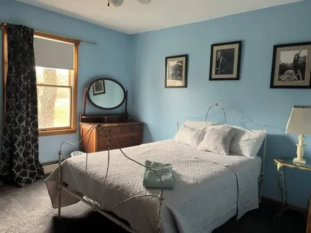 Spacious Hudson Valley retreat. Relax by the fire and enjoy the wildlife.