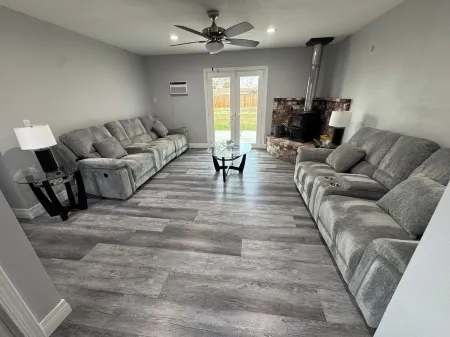 3-bedroom house inHesperia with AC, WiFi, Smart TVs and RV parking.