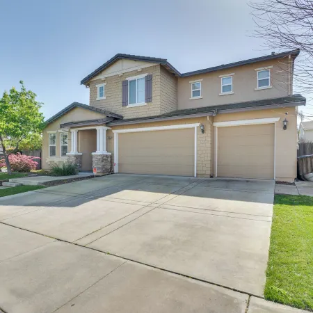4 Mi to Dtwn Merced: Spacious Home w/ Yard!