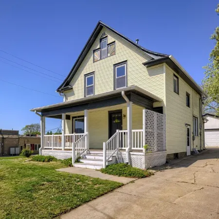 New 5BD Near UNL & DT - Poker Table & Games