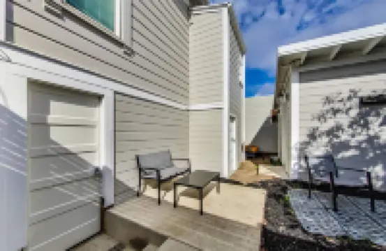 Charming Oasis with Garden Access - Stylish Retreat