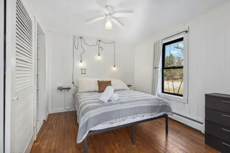 Welcome to the Black Loon. A charming 3-bedroom Mountain Bike home in Crosby Отели в г. Кросби