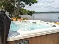 Luxury lakefront dome with private beach, close to nature and town! Hotels in Lunenburg