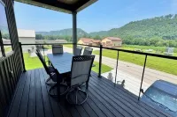 River Bluff Getaway- Entire Home/4BR, 3BA/ Bluff Views, 2 Kitchens, 2 Laundry