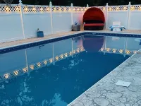Trackside Guesthouse w/ Pool ハルフムーンのホテル