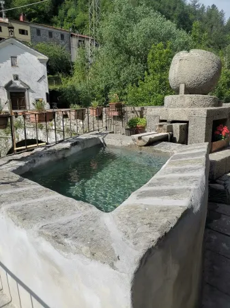 Vacation home Carole at the foot of the castle in the village of Verrucola di Fivizzano Отели в г. Фивиццано