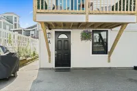 Beautiful, luxurious 2br apartment 300' from the ocean. Setup with the works Hotels in Salisbury