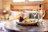 Studio Cabin with Beautiful Interiors and Modern Appliances - Cozy Inviting Hoteles en Condado de McCurtain