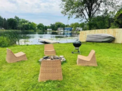 Up North feel in Clarkston, Lake cabin with kayaks Hotels in Independence charter Township