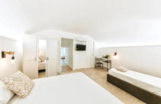 Apartment in historic building in the center and on the sea 拉科阿梅諾酒店